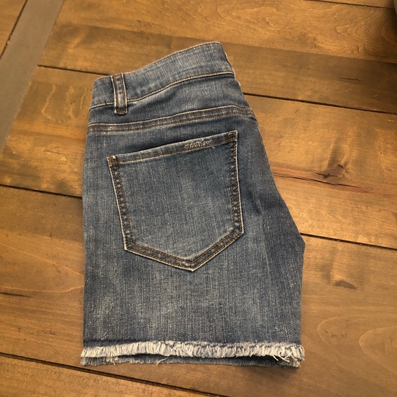 NEW LISTING! Ripped Detail Frayed Hem Denim Shorts - Picture 9 of 13